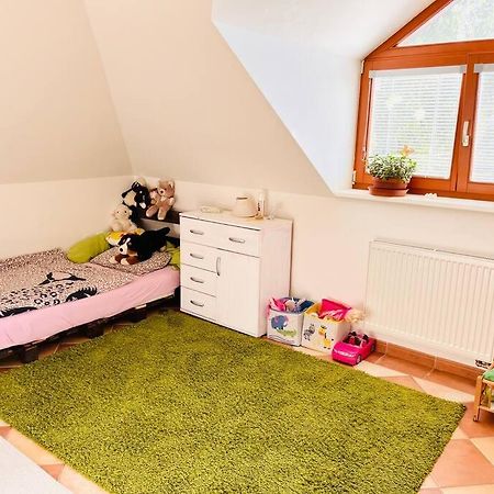 Apartman Se Zahradou 20 Minut Do Centra Prahy Orech Bagian luar foto