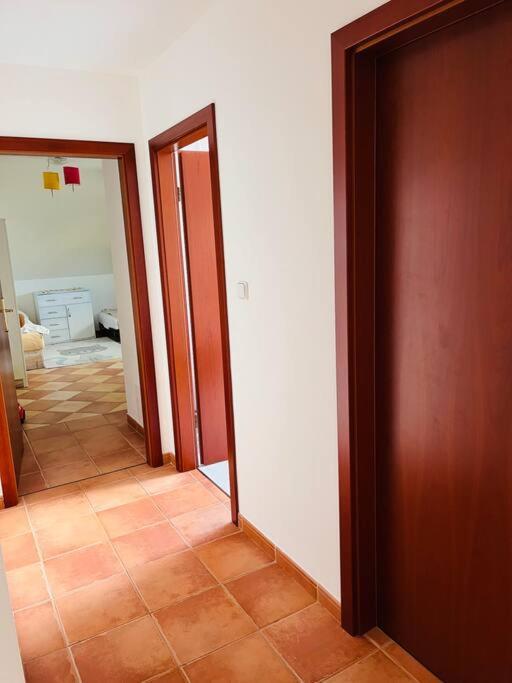 Apartman Se Zahradou 20 Minut Do Centra Prahy Orech Bagian luar foto